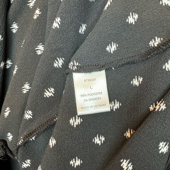 Papermoon Gathered Sleeve V Neck Blouse - Picture 7 of 7